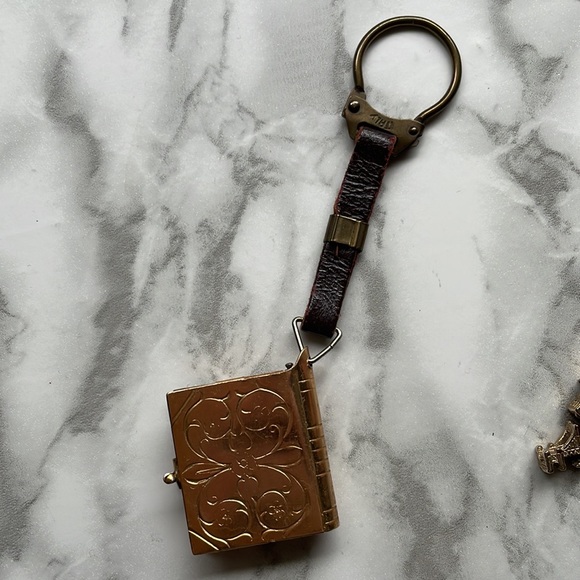 Vintage MCM keychain set - Postcard keychain and landmark keychain - Picture 7 of 8